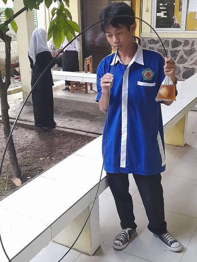 7 Cara Netizen Minum dengan Sedotan Ini Bikin Geleng Kepala, Enggak Habis Pikir