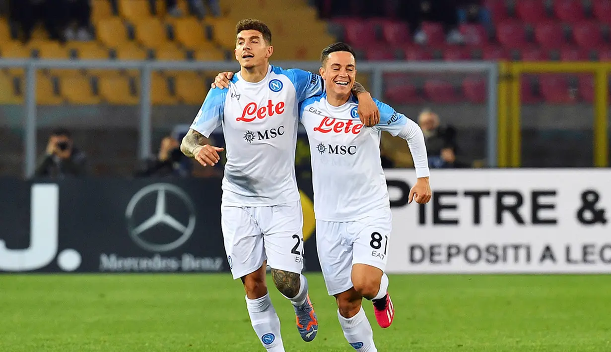 Pemain Napoli Giovanni Di Lorenzo (kiri) merayakan dengan rekan setimnya Giacomo Raspadori setelah mencetak gol ke gawang Lecce pada pertandingan sepak bola Serie A Liga Italia di Stadion Via del Mare, Lecce, Italia, Jumat (7/4/2023). (Giovanni Evangelista/LaPresse via AP)