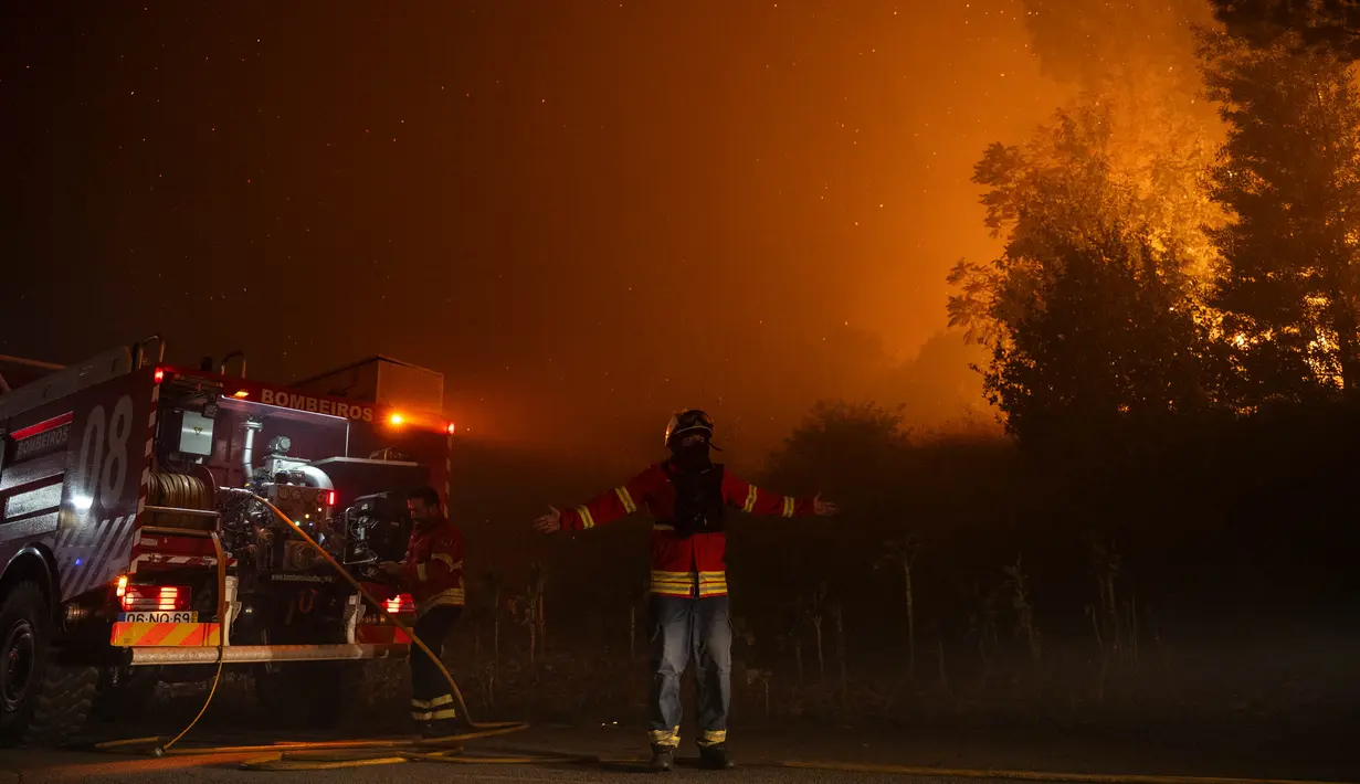 Kebakaran juga memaksa sekitar 70 penduduk setempat mengungsi ke lokasi yang lebih aman. (Patricia DE MELO MOREIRA/AFP)