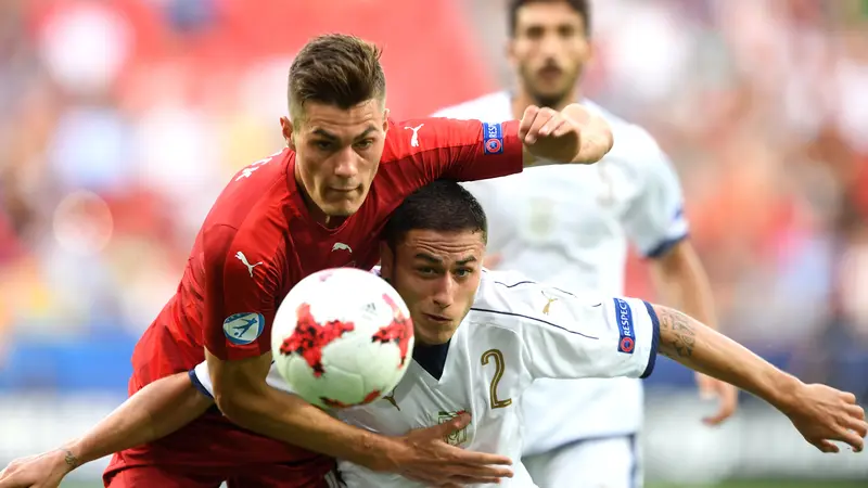 Patrik Schick (kiri) menjalani tes medis bersama Juventus di sela-sela partisipasi Piala Eropa U-21 bersama Republik Ceko. (AFP/Piotr Nowak)