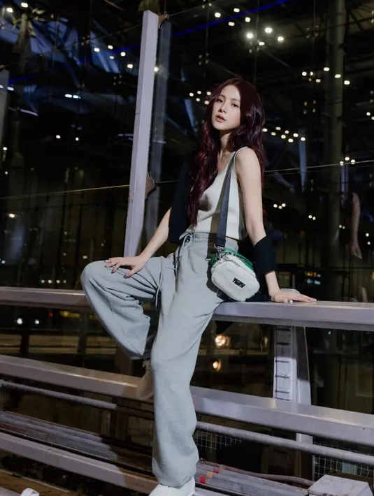 Baifern tak kalah nyaman dengan tanktop abu-abu, jogger pants, sling bag, dari Tirrack shoes. [Onitsuka Tiger]