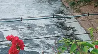 Kondisi air Kali Bekasi di Kampung Pengairan, Margahayu, Bekasi Timur, Kota Bekasi mengeluarkan busa, hitam, dan berbau akibat pencemaran limbah.(Liputan6.com/Bam Sinulingga)