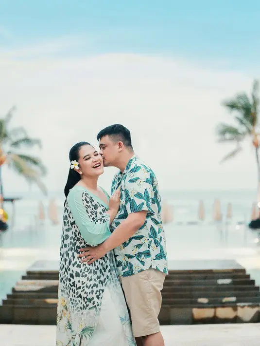 Ditambah dengan bunga kamboja kuning yang disematkan di telinganya, membuat aura cantik dan glowing bumil satu ini semakin terpancar. (Instagram/garyevan).