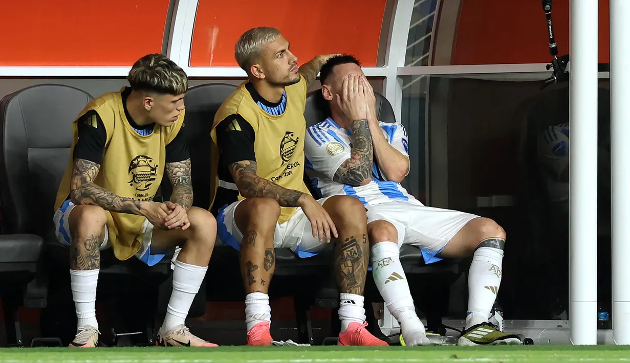 Eks pemain Barcelona itu juga tampak menangis saat berada di bench pemain cadangan. (AFP/Charly Triballeau)