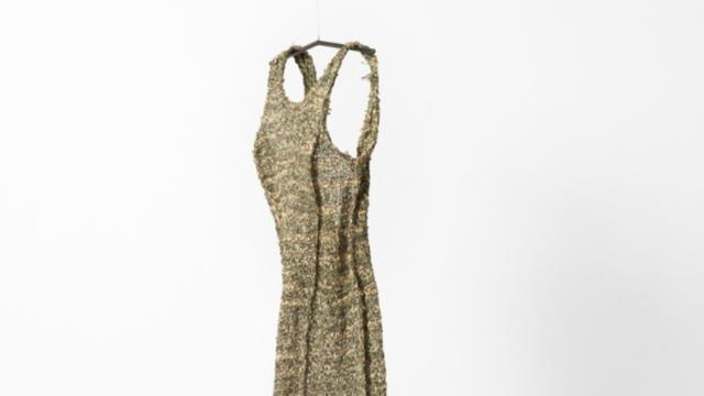 Gaun malam yang terbuat dari uang kertas 