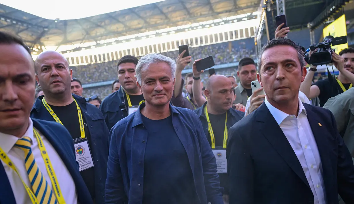 Jose Mourinho dipastikan menjadi pelatih baru klub Turki, Fenerbahce. (Yasin AKGUL/AFP)