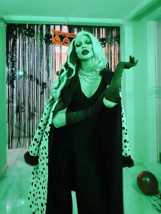 Momen halloween lainnya, Yuki Kato tampil glamor gaun hitam ala Madame Cruella.