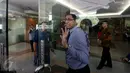 Wakil Ketua KPK Laode Muhammad Syarif usai menjenguk penyidik KPK, Novel Baswedan di Rumah Sakit Mitra Keluarga Kelapa Gading, Jakarta Utara, Selasa (11/4). (Liputan6.com/Johan Tallo)