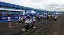Sejumlah pembalap dari negara di Asia Tenggara bersiap berlomba di ajang Yamaha ASEAN Cup Race (YACR) 2014 yang dihelat di Sirkuit Sentul, Bogor (7/12/2014). (Liputan6.com/Helmi Fithriansyah)