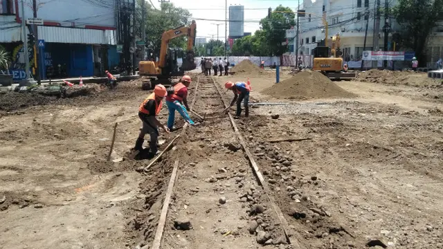 Sisa Trem Peninggalan Kolonial Terpendam di Aspal Jalan Kayutangan Malang