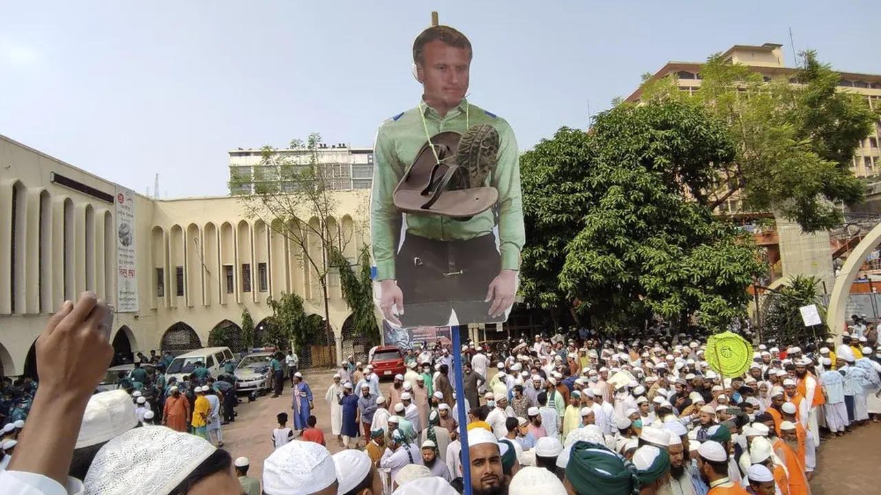 Protes terhadap Presiden Prancis Emmanuel Macron di Bangladesh.