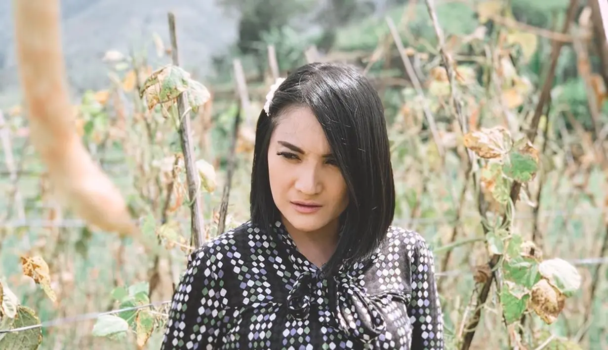 Tak hanya di pantai, mantan istri Markus Horison ini juga senang berlibur di perkebun. Seperti saat ia mengunjungi Villa Bukit Danau, di kawasan Cipanas, Puncak, Jawa Barat.(Liputan6.com/IG/@kikiamaliaworld)