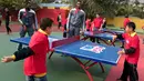 Pemain New Orleans Pelicans, Lance Stephenson dan Terrence Jone bermain tenis meja dengan para siswa setalah NBA Cares Learn and Play Center di Sekolah Migran Huangzhuang, Beijing, Tiongkok (11/10). (AP Photo/Ng Han Guan)