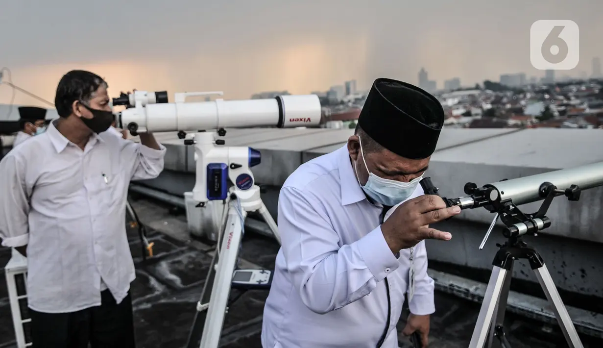 Tim Hisab Rukyat Kanwil Agama Provinsi DKI Jakarta memantau hilal awal Ramadan dari atap Gedung Kanwil Agama DKI Jakarta, Cawang, Jakarta, Senin (12/4/2021). Pemantauan hilal untuk menentukan 1 Ramadan 1442 Hijriah. (merdeka.com/Iqbal S. Nugroho)