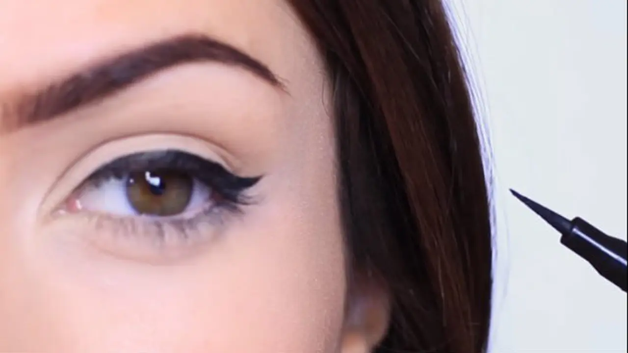 5 Langkah Mudah Membuat Eyeliner Wing dalam 1 Menit