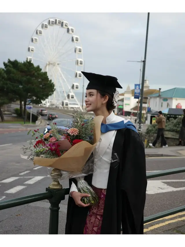6 Gaya Anggun Sarah Menzel Pakai Kebaya Putih di Wisuda Bournemouth University