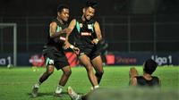 Fulgensius Billy Keraf dan Dalmiansyah Matutu ketika latihan dengan Badak Lampung. (Bola.com/Iwan Setiawan)