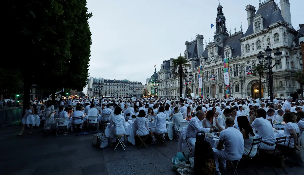 Peserta "Diner en Blanc" diwajibkan memakai busana serba putih, Paris, Kamis (8/6). Untuk mengikuti piknik super trendi ini, partisipan perlu mendaftar sebelumnya. (AFP PHOTO / Thomas SAMSON)