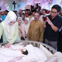 Rona bahagia pastinya tengah dirasakan Siti Nurhaliza dan Datuk Seri Khalid lantaran setelah 11 tahun akhirnya mereka dikaruniai seorang buah hati. Senin, 19 Maret 2018 Siti melahirkan bayi perempuan. (Instagram/ctdk)