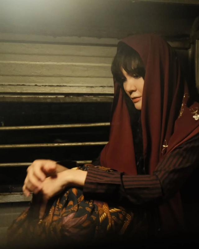 5. Suzzanna dan Kerudung Merah Tua