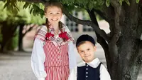 Putri Estelle dan Pangeran Oscar memakai busana tradisional memperingati National Day Swedia. (dok. Instagram @kungahuset/https://www.instagram.com/p/CBDtRVkA5RJ/)