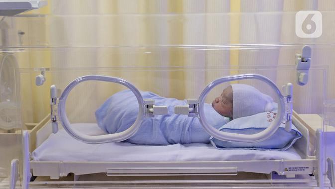 BAYI LAHIR DI TANGGAL 20-02-2020: Kondisi bayi yang baru lahir di Rumah Sakit Ibu dan Anak Tambak, Jakarta, Kamis (20/2/2020). Bayi laki-laki pasangan Khaidah Nurmayanti dan Agus Suseno itu lahir pada tanggal 20 bulan 02 tahun 2020 atau 20-02-2020. (Liputan6.com/Herman Zakharia)