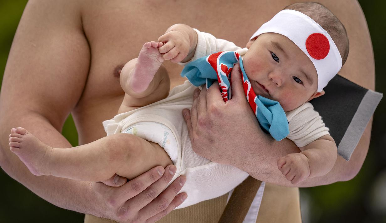 Pepatah Jepang juga mengatakan “Naku ko wa sodatsu” yang berarti “Bayi yang menangis akan tumbuh kuat.” (AFP/Yuichi Yamazaki)