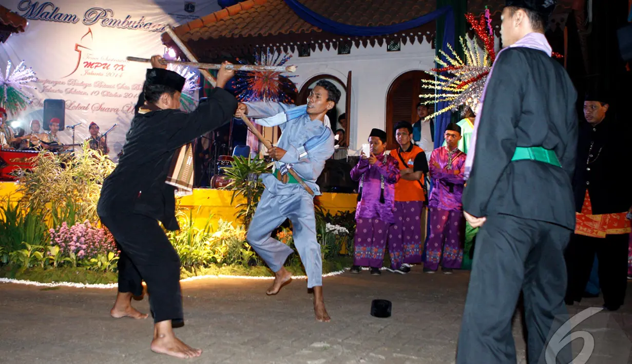 Para seniman Betawi berunjuk kebolehan dengan melakukan atraksi palang pintu yang merupakan upacara penyambutan tamu pada Malam Pembukaan Temu Sastrawan Mitra Praja Utama (MPU) IX 2014, Jakarta, Jum'at (10/10/2014) (Liputan6.com/Andrian M Tunay)