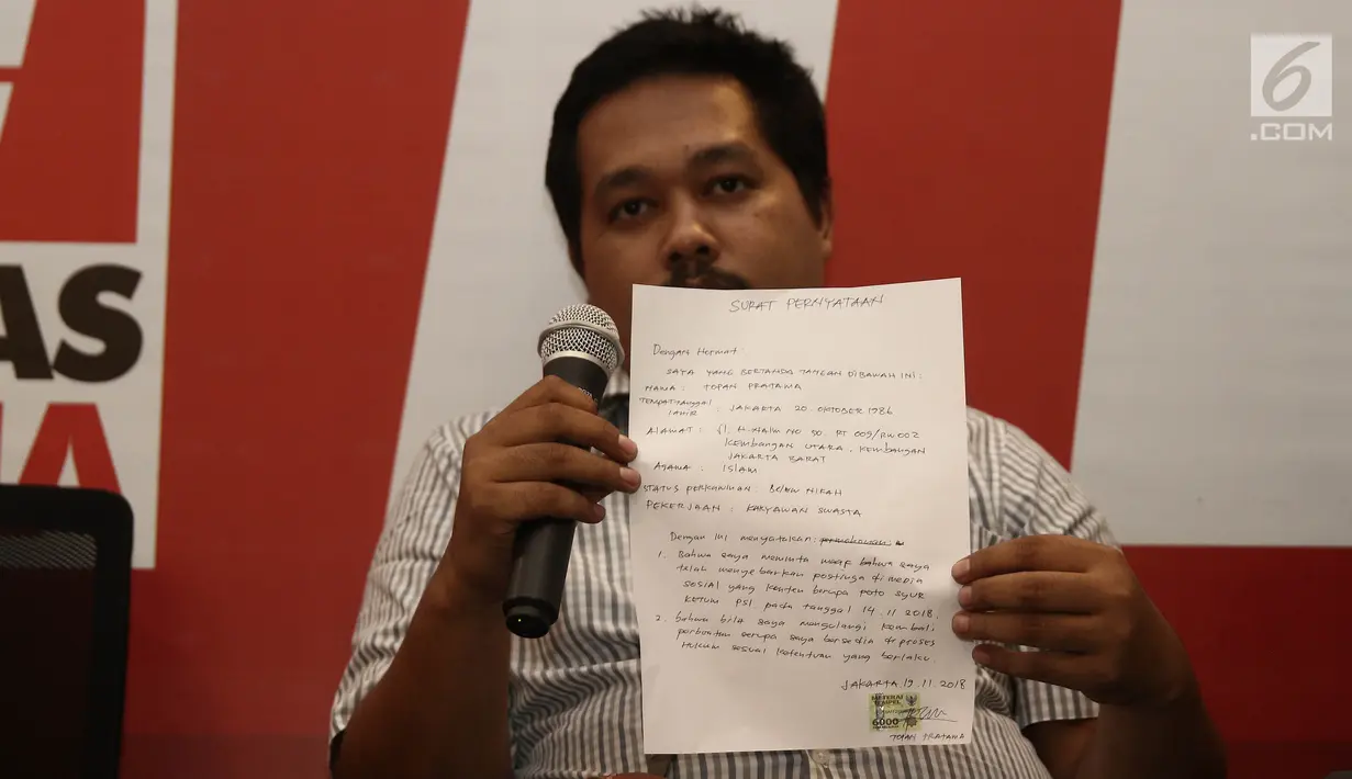 Penyebar fitnah dan foto hoax terhadap Ketua Umum Partai Solidaritas Indonesia (PSI) Grace Natalie, Taufan Pratama menunjukkan surat permintaan maaf saat jumpa pers di Jakarta, Senin (19/11). (Liputan6.com/Herman Zakharia)