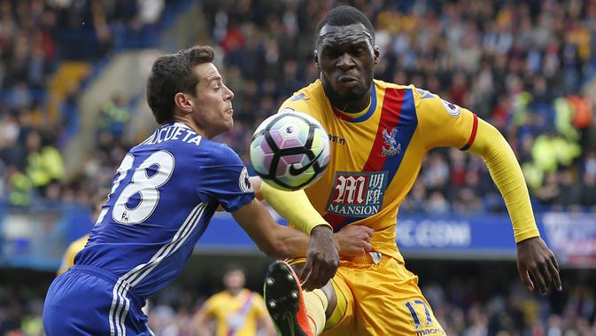 Striker Crystal Palace, Christian Benteke, berusaha melewati bek Chelsea, Cesar Azpilicueta, pada laga Premier League di Stadion Stamford Bridge, London, Sabtu (1/4/2017). (AFP/Ian Kington)