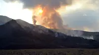 Kebakaran padang savana di Gunung Bromo. (Liputan6.com/Zainul Arifin)