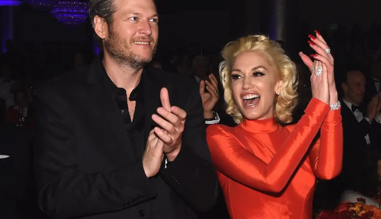 Selepas dari itu, banyak pihak yang mengharapkan hubungan Gwen Stefani dan Blake Shelton diikat dengan janji suci pernikahan. Pasalnya , pasangan ini selalu tampil mesra dan romantis di depan umum.  (AFP/Bintang.com)