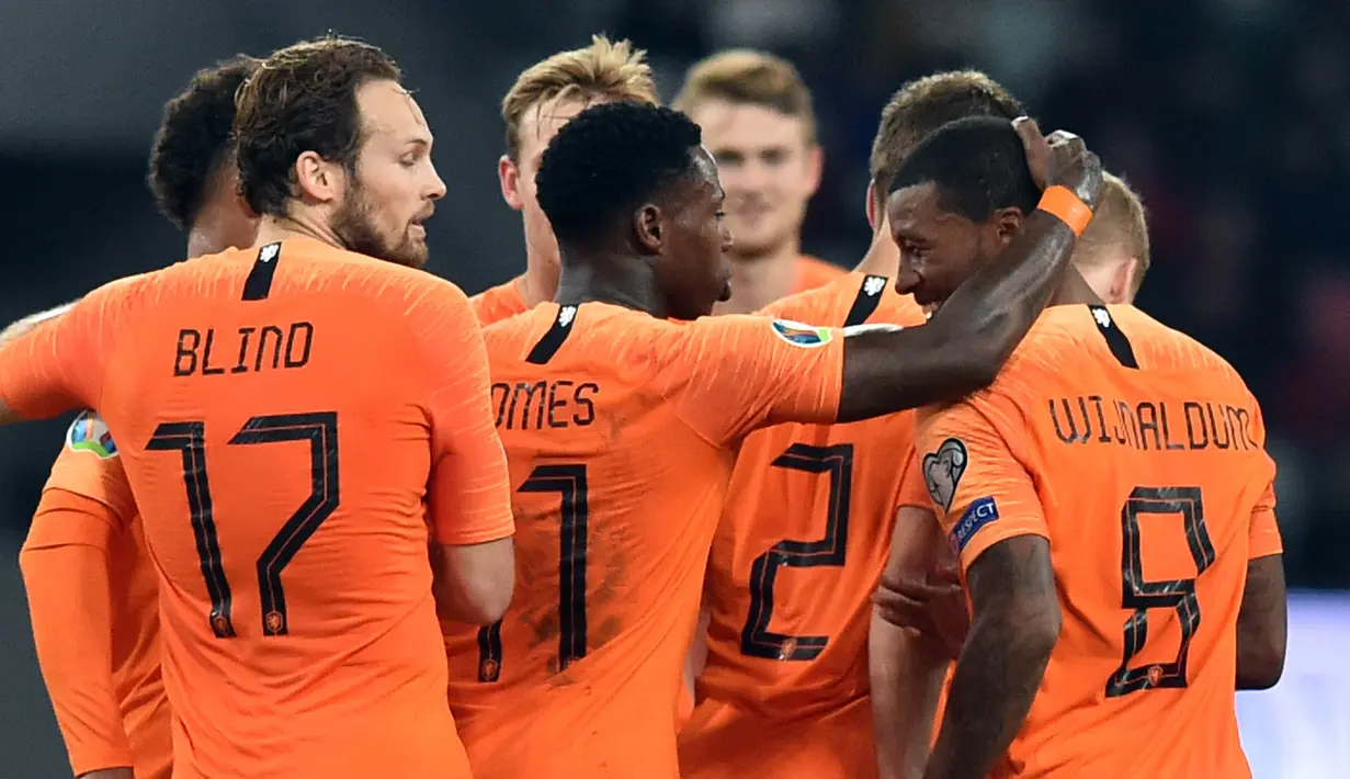Para pemain Belanda merayakan gol yang dicetak Georginio Wijnaldum ke gawang Belarusia pada laga Kualifikasi Piala Eropa 2020 di Minsk, Minggu (13/10). Belarusia kalah 1-2 dari Belanda. (AFP/Sergei Gapon)