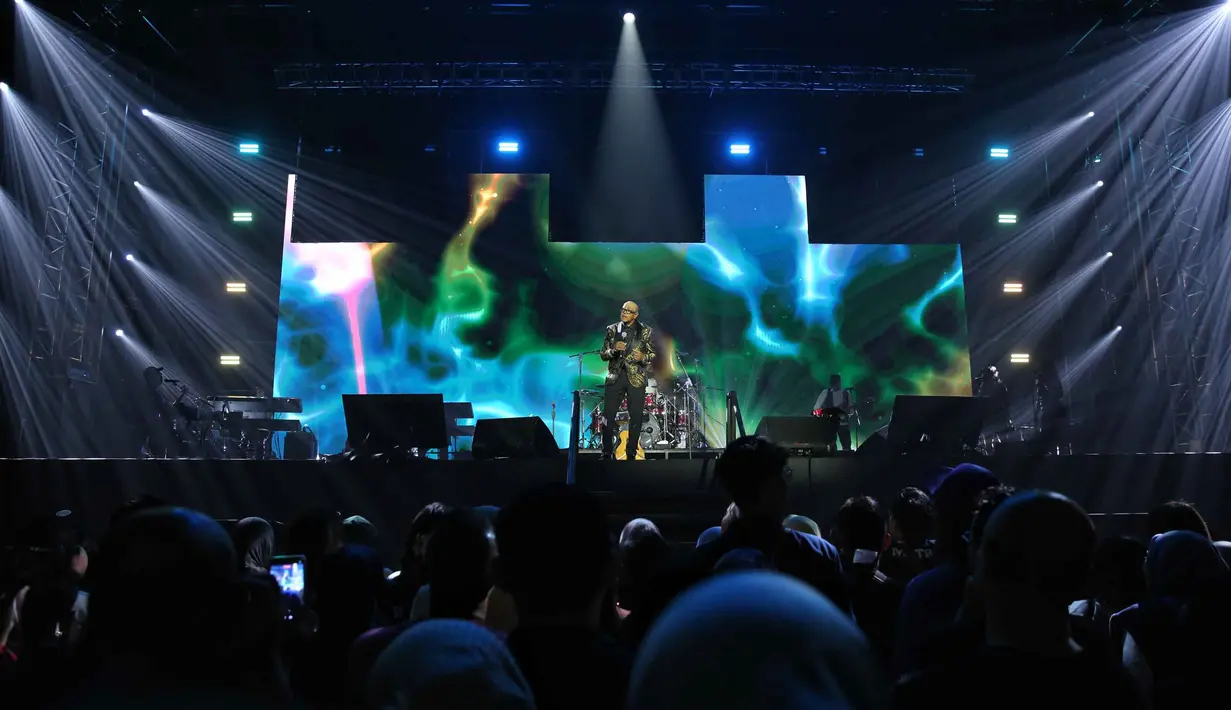 Konser 90's Intimate 2nd Edition bukan sekadar panggung musik berskala besar, melainkan menjadi ruang temu antara musisi dan penonton dalam suasana yang lebih dekat. Tampak dalam foto, penampilan asal Amerika Serikat, Peabo Bryson di konser 90's Intimate 2nd Editionkonser  di Istora Senayan, Jakarta, Sabtu (7/2/2026). (Fimela.com/Adrian Putra)