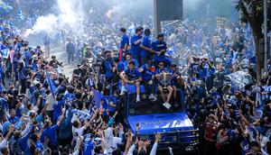 Tim dan ofisial Persib Bandung menyapa warga saat konvoi juara BRI Super League 2025/2026 di Bandung, Jawa Barat, Minggu (24/5/2026). (Bola.com/Bagaskara Lazuardi)