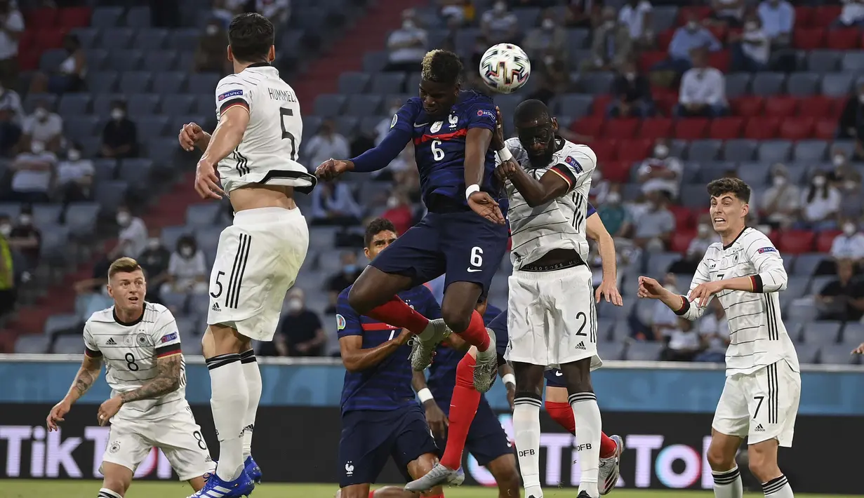 Masuk menit ke-70, Antonio Rudiger memiliki kans untuk membawa Jerman menyamakan kedudukan. Sayangnya, bola hasil sundulan Rudiger yang memanfaatkan assist dari Joshua Kimmich masih bisa digagalkan Hugo Lloris. (Foto: AP/Pool/Matthias Hangst)