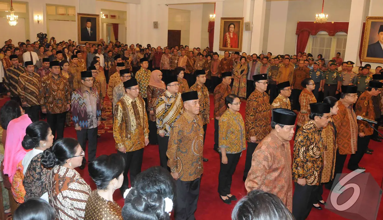 Para Menteri Kabinet Kerja kompak mengenakan batik berwarna dasar coklat saat pelantikan di Istana Negara, Jakarta, Senin (27/10/2014). (Liputan6.com/Herman Zakharia)