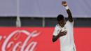 Pemain Real Madrid, Vinicius Junior, melakukan selebrasi usai membobol gawang Real Mallorca pada laga La Liga di Stadion Alfredo Di Stefano, Kamis (25/6/2020). Real Madrid menang 2-0 atas Real Mallorca. (AP/Bernat Armangue)