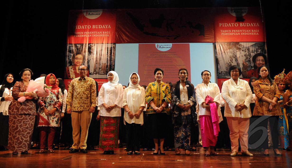 Presiden RI Ke-5, Megawati Soekarnoputri (kedua dari kiri) bersama sejumlah Menteri berpose usai peringatan Hari Perempuan Internasional di Teater Kecil Taman Ismail Marzuki, Jakarta, Minggu (8/3/2015). (Liputan6.com/Helmi Fithriansyah)