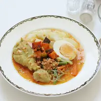 ilustrasi lontong ayam/Rosdaniar/Shutterstock