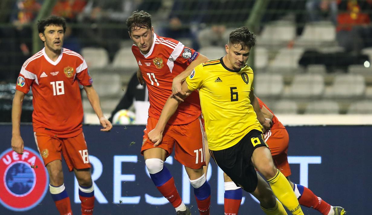 Aksi gelandang timnas Belgia, Leander Dendoncker pada laga perdana Kualifikasi Piala Eropa 2020 Grup I yang berlangsung di Stadion Roi Baudouin, Brussels, Jumat (22/3). Belgia menang 3-1 atas Rusia. (AFP/Bruno Fahy)