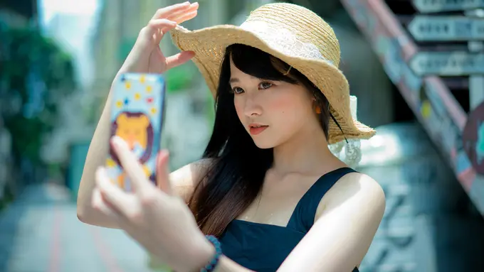 wanita maret memberi jawaban