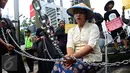 Massa yang tergabung dalam Koalisi untuk Kendeng Lestari menggelar aksi teatrikal di depan Kementerian BUMN, Jakarta, Senin (3/4). Mereka menuntut BUMN untuk tidak mengaktifkan pabrik semen di Rembang, Jawa Tengah tersebut. (Liputan6.com/Angga Yuniar)