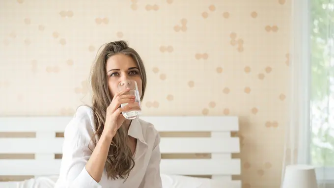 Dampak Baik Minum 2 Gelas Air Hangat Setelah Bangun Tidur untuk Kesehatan Tubuh
