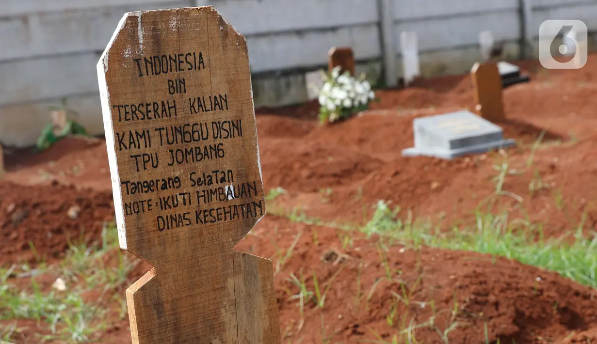 Sebuah makam dengan nisan satire bertuliskan Indonesia Bin Terserah Kalian di TPU Jombang, Tangerang Selatan, Rabu (27/5/2020). Tulisan satire tersebut menyindir masyarakat yang tidak mematuhi aturan selama pemberlakuan Pembatasan Sosial Berskala Besar (PSBB). (Liputan6.com/Helmi Fithriansyah)