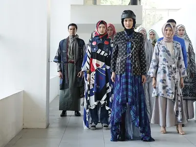 Model berjalan di catwalk pada pembukaan Muslim Fashion Festival Indonesia (Muffest) 2020 di Aquatic Stadium, GBK Senayan, Jakarta, Jumat (30/8/2019). Sebelas desainer kenamaan dunia fashion muslim tanah air ikut ambil bagian dalam busana terbaru mereka di Truks Show. (Fimela.com/Bambang E.Ros)
