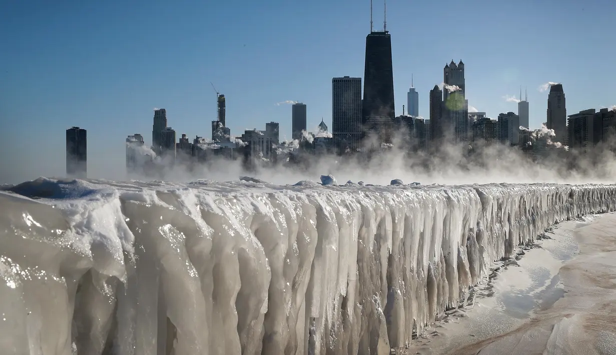 Lapisan es terbentuk di sepanjang pantai Danau Michigan di Chicago, Illinois, Rabu (30/1). Diperkirakan, suhu beku yang ekstrem, terparah setidaknya dalam satu generasi ini, akan menyelimuti beberapa wilayah AS. (Scott Olson/Getty Images/AFP)