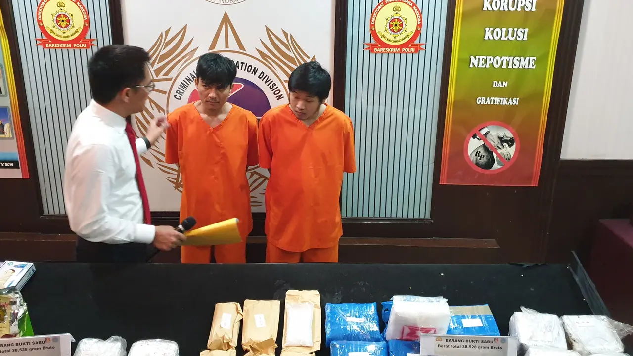 2 Tersangka penyelundup sabu yang berhasil ditangkap Polri (Liputan6.com/Nanda Perdana)