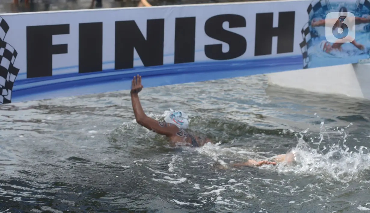 Peserta renang menyentuh papan finish pada Kasal CUP 2021 di Pantai Festival Ancol, Jakarta, Sabtu (27/11/2021). Kegiatan tersebut mempertandingkan berbagai jenis olahraga air seperti selam, renang, dayung, layar, jetski, dan ski air. (merdeka.com/Imam Buhori)