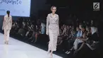 Model berjalan di atas catwalk membawakan busana dari siswa Istituto di Moda Burgo (IMB), Julianto di Jakarta Fashion Week 2018, Jakarta, Jumat (27/10). Julianto mempersembahkan 8 busana yang mengusung tema 'Embrace'. (Liputan6.com/Faizal Fanani)